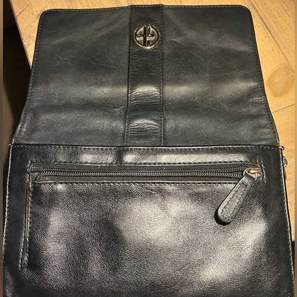 Giani Bernini Genuine Leather Cross Body 9”X6” Inside Lined in Black Cloth. EUC. - Picture 8 of 13